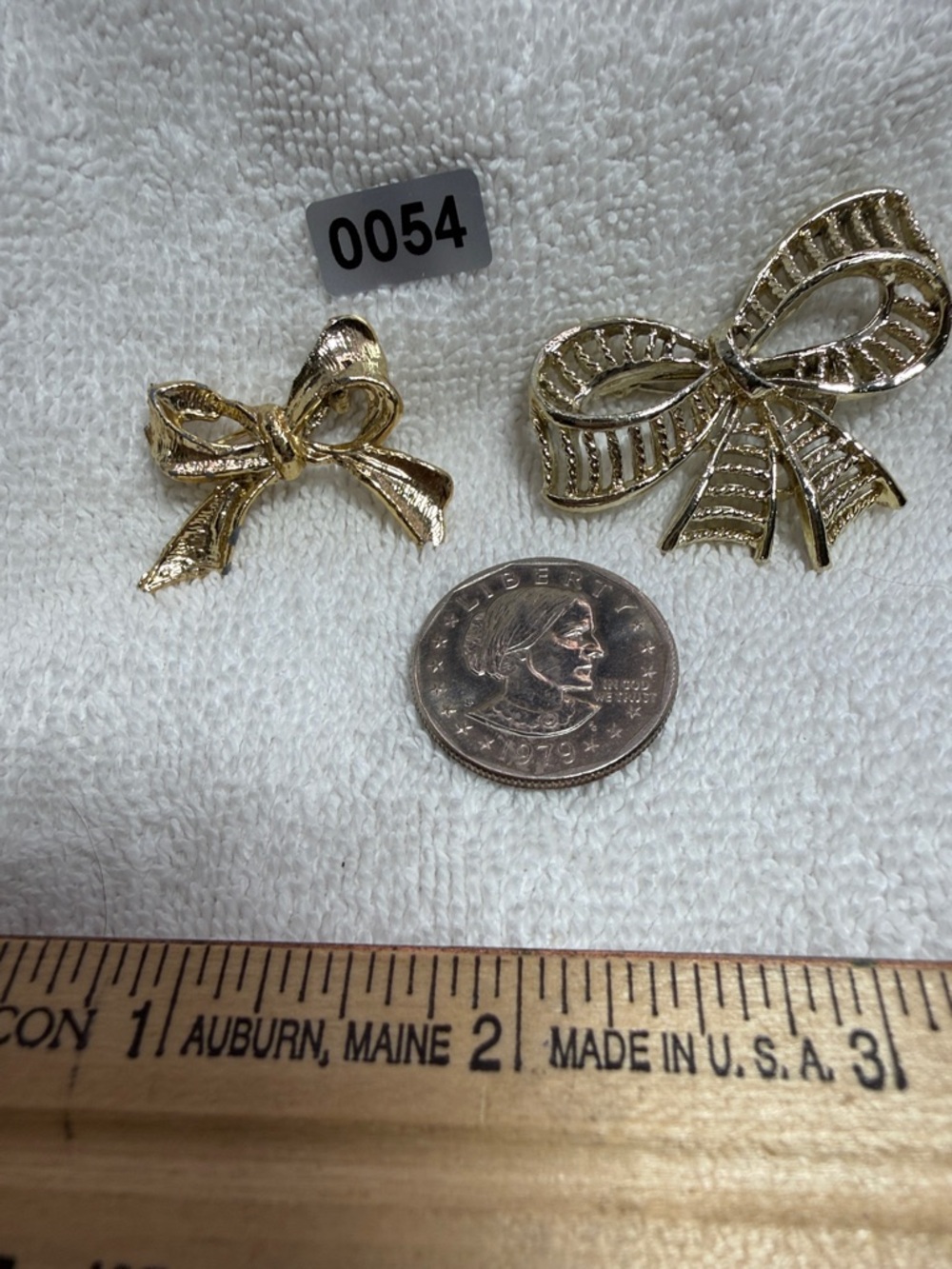 Gold Tone Bow Brooch Set — Larger bow marked.